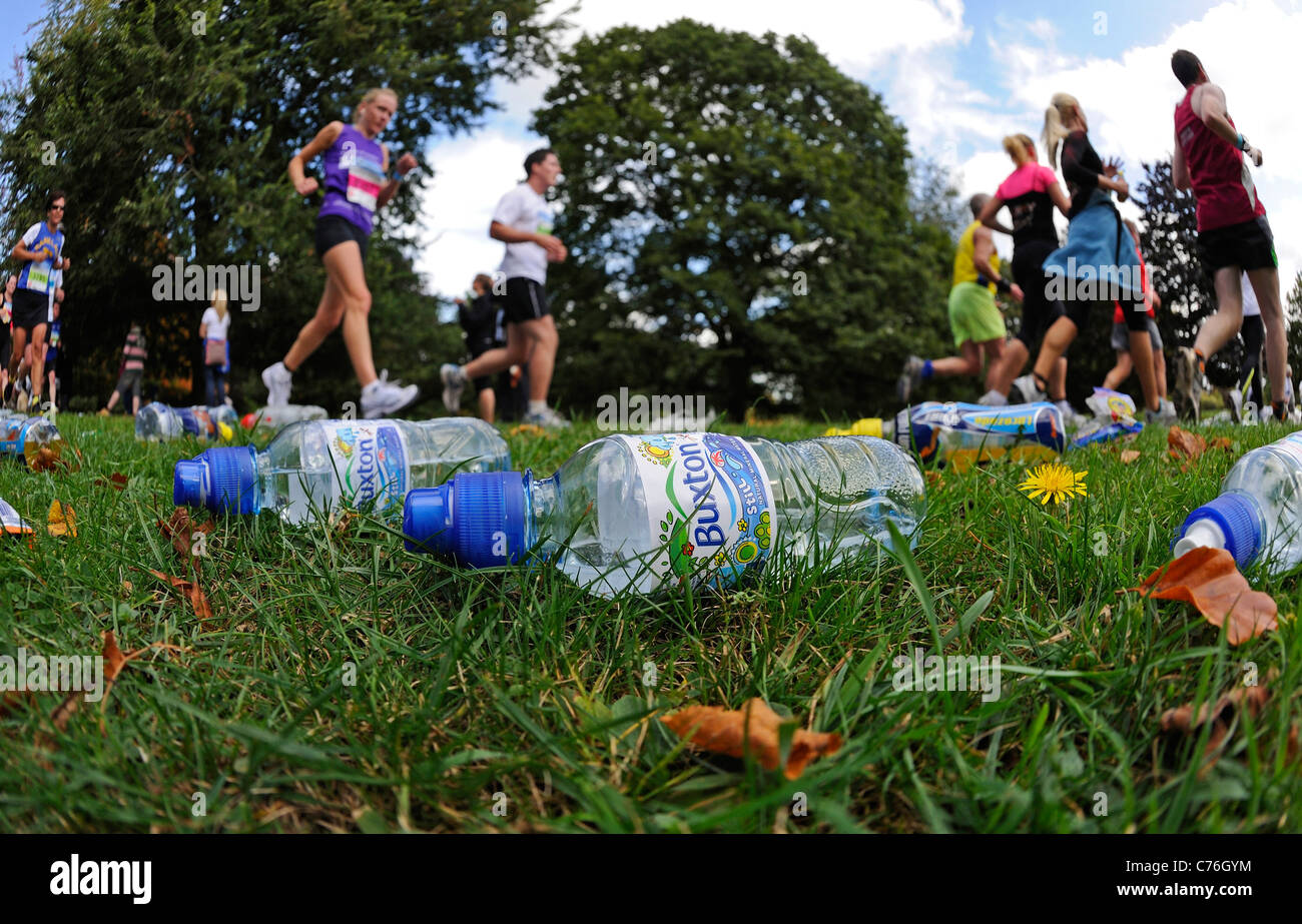 Buxton Wasserflaschen sank um Konkurrenten in Nottinghamshire Marathon laufen verworfen. Stockfoto