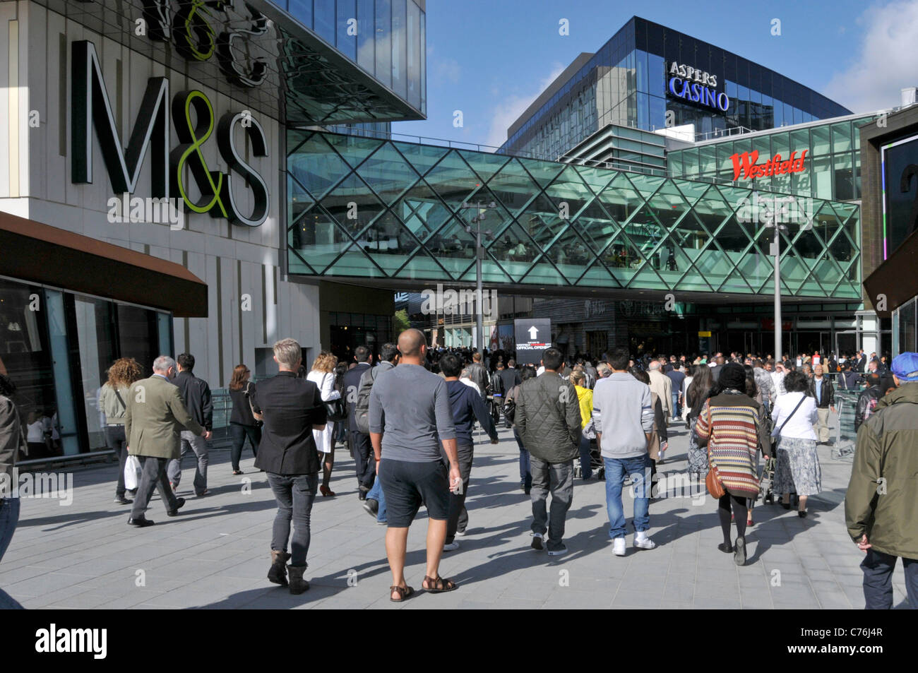 Eingang zu den Einkaufszentren im Westfield Shopping Centre Stratford City Stockfoto