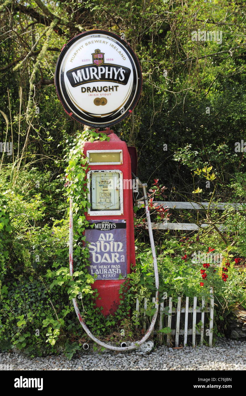 Eine alte Zapfsäule vor einem Pub im Westen von Irland. Stockfoto