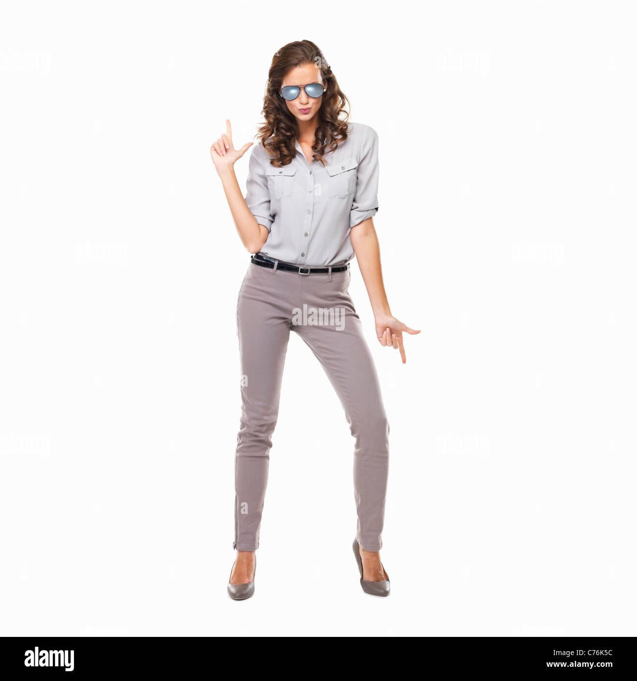 Studioaufnahme von Frau mit Brille mit Händen wie Pistole geformt Stockfoto