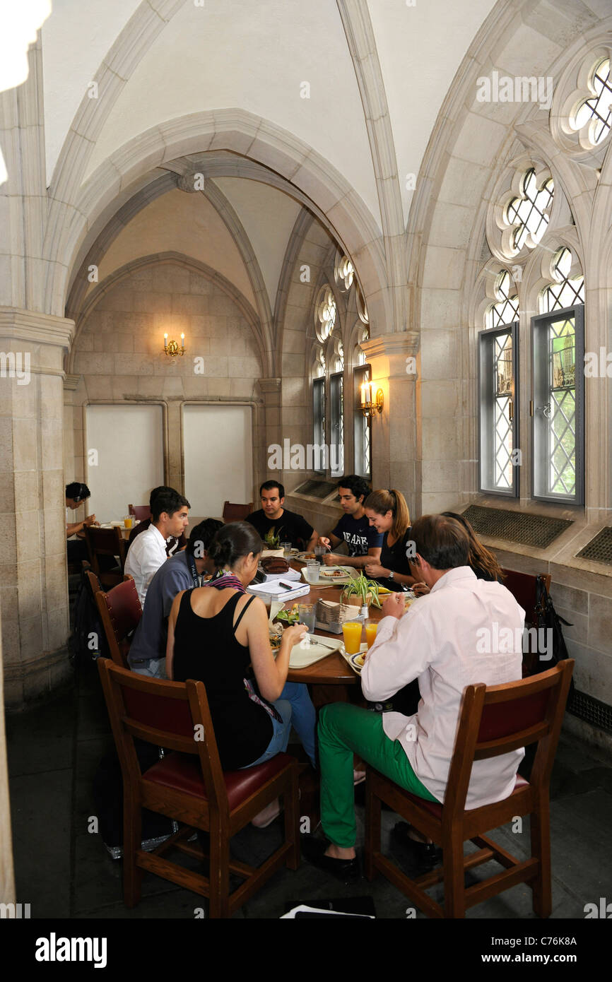 Ausländische Studenten Essen am Calhoun Residential College an der Yale University Summer School. Stockfoto