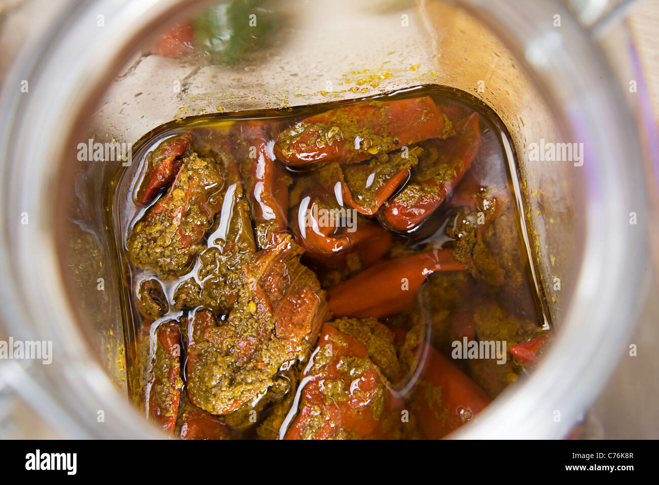 Gefüllte rote Chili Pickle in einem Glas Stockfoto