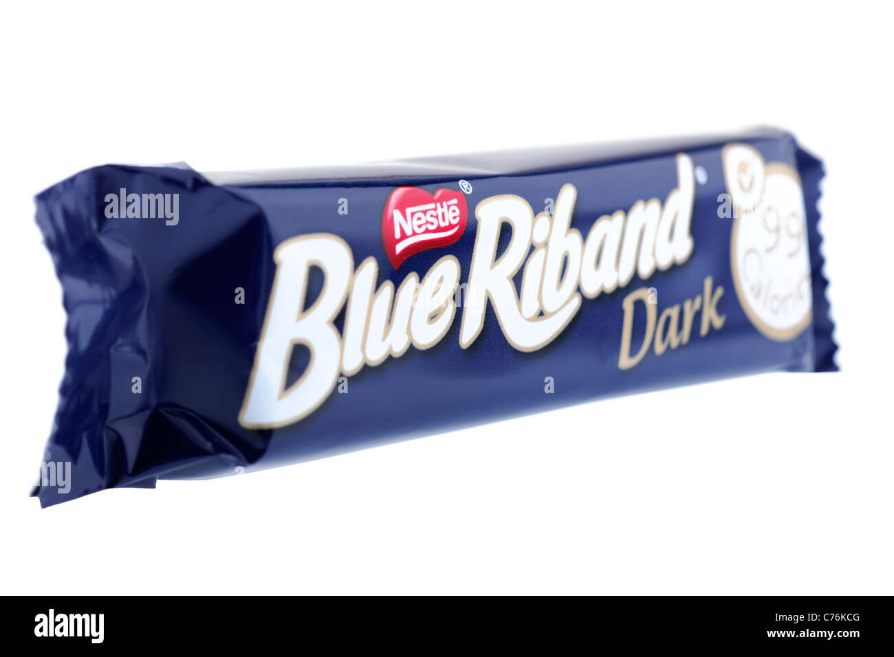 Schmiegen Sie sich blaue Band dunkle Schokolade Wafer bar Stockfoto