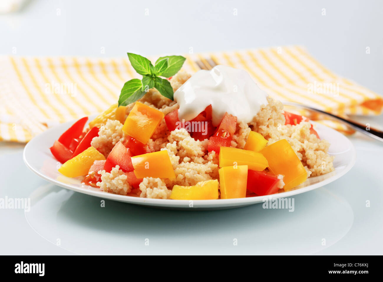 Couscous mit frischen Tomaten und gelbe Paprika Stockfoto