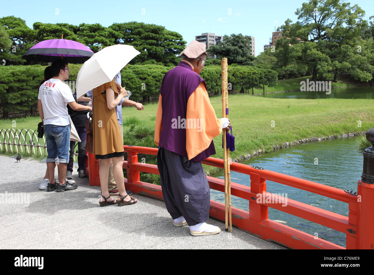 Japanische Greis im Cosplay Kostüm Spiel der Natur. Der Herr der alten Ära der Japan Bilder. Stockfoto