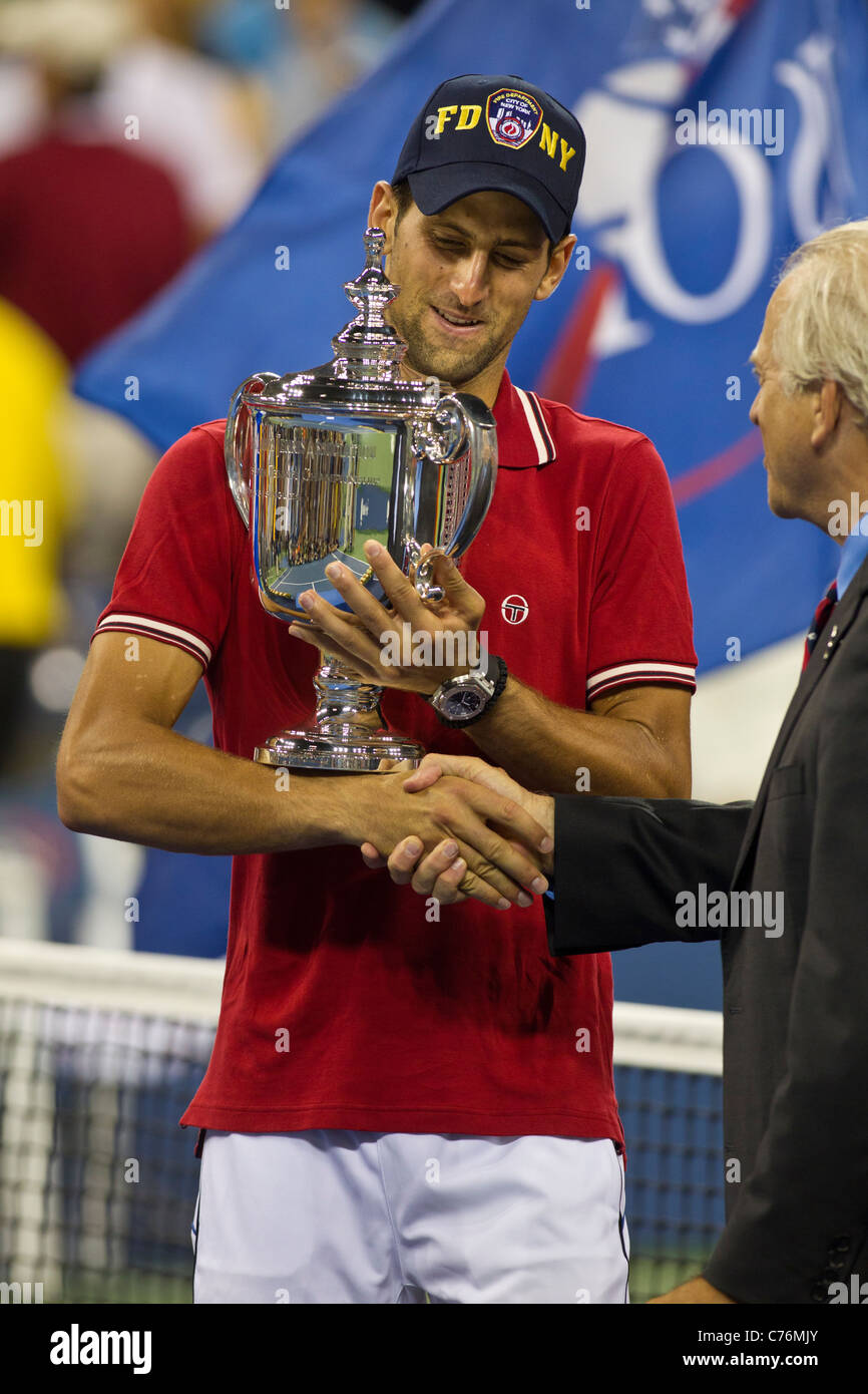 Novak Djokovic (SRB) Sieger der Herren-Finale mit seiner Trophäe an die 2011 US Open Tennis Championships. Stockfoto