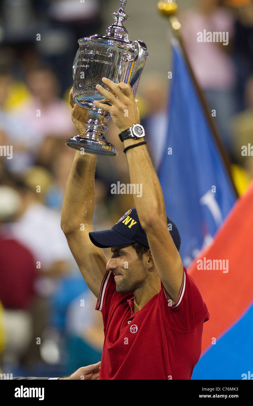 Novak Djokovic (SRB) Sieger der Herren-Finale mit seiner Trophäe an die 2011 US Open Tennis Championships. Stockfoto