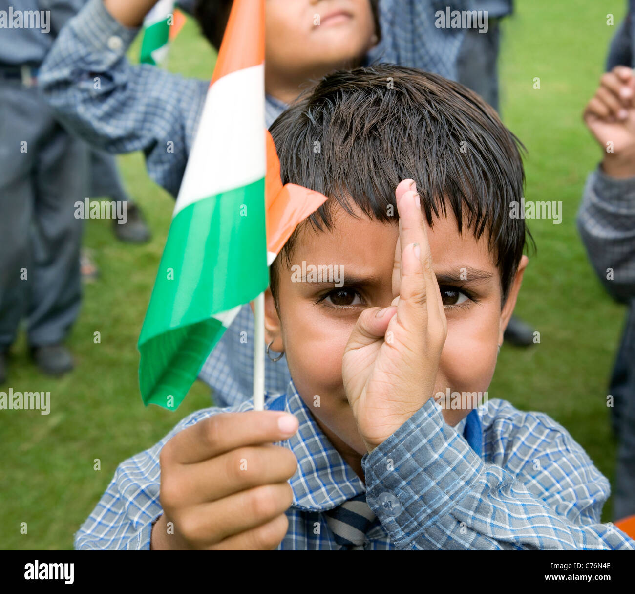 Porträt einer Schule Mädchen hält die indische Flagge Stockfoto