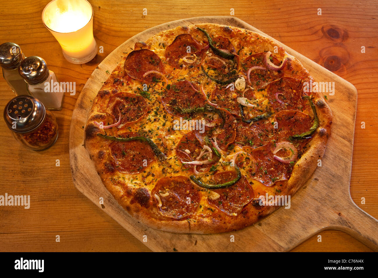 Peperoni und Pasilla Chile Pizza, Fladenbrot, Los Alamos, California, Vereinigte Staaten von Amerika Stockfoto