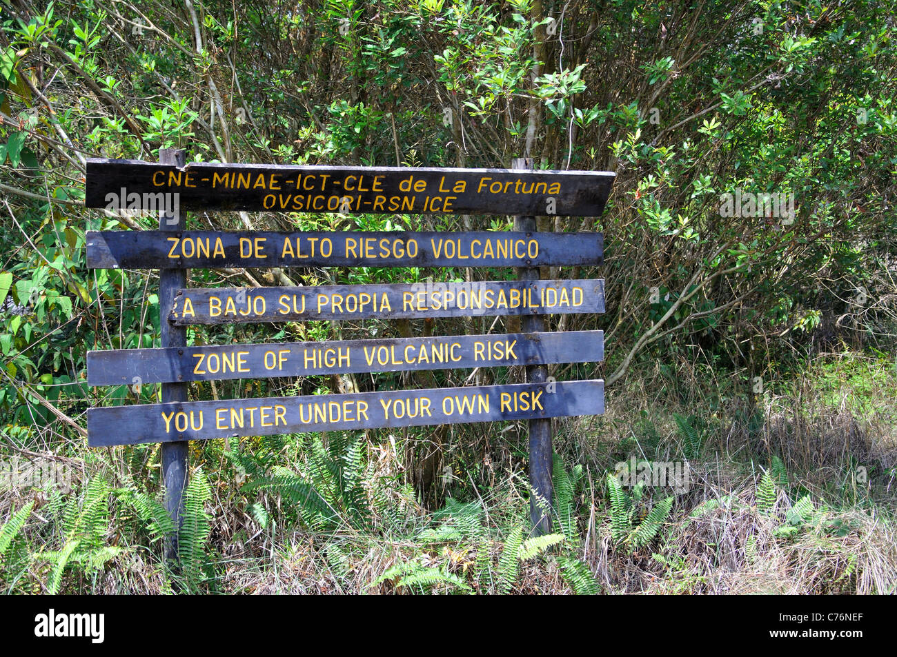 Warnschild in der Nähe von Arenal Vulkan außerhalb von La Fortuna, Costa Rica Stockfoto