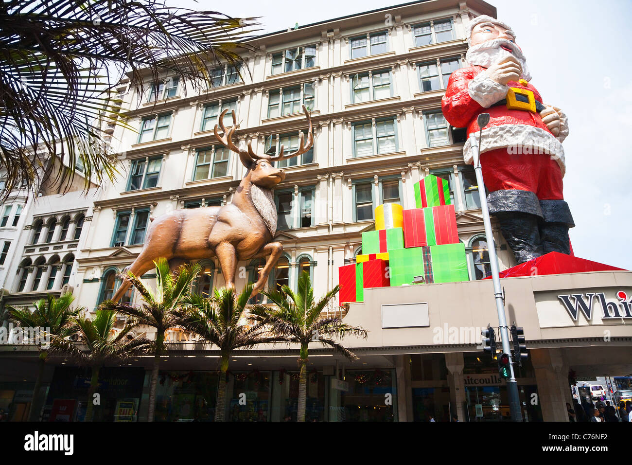 Die berühmte Weihnachtsmann und Rentier Statuen auf dem Whitcoulls Gebäude, Auckland City, North Island, Neuseeland. Stockfoto