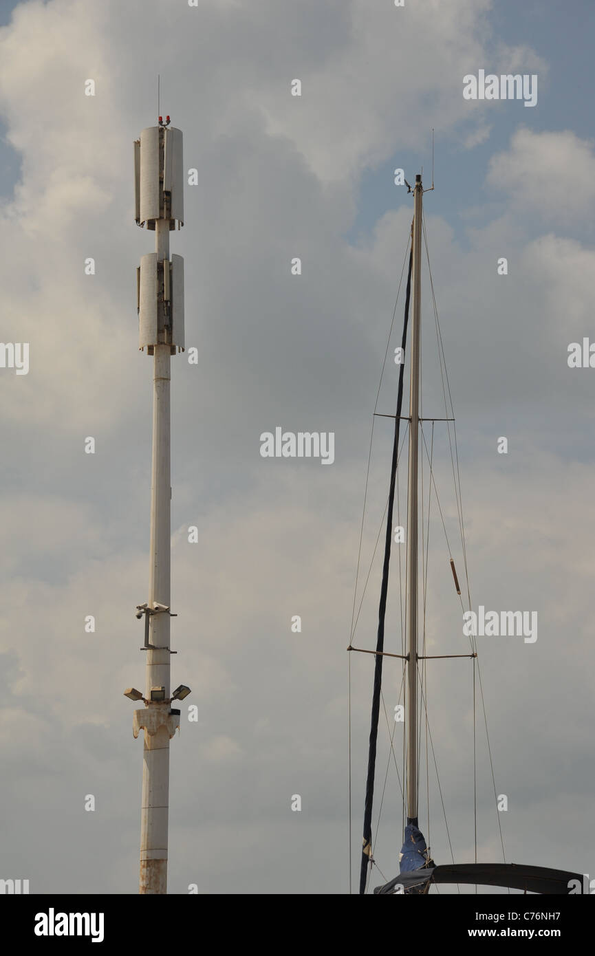 Mobilfunk und Kommunikation Antenne unter blauem Himmel Stockfoto