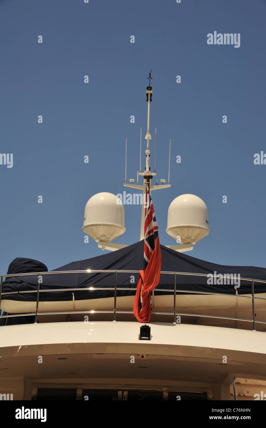 Mobilfunk und Kommunikation Antenne unter blauem Himmel Stockfoto