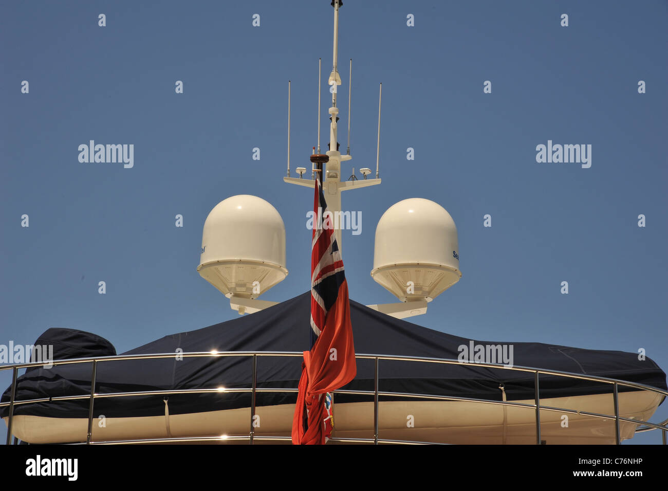 Mobilfunk und Kommunikation Antenne unter blauem Himmel Stockfoto