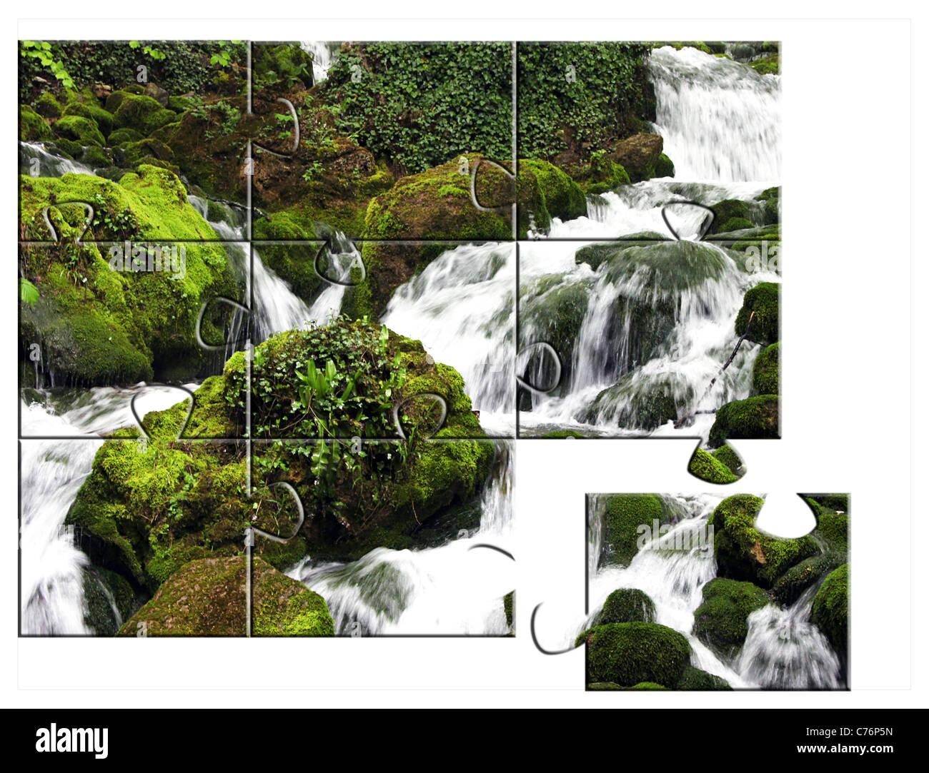 Jigsaw Puzzle Teile mit Bild des Wasserfalls: einerseits auseinander Stockfoto