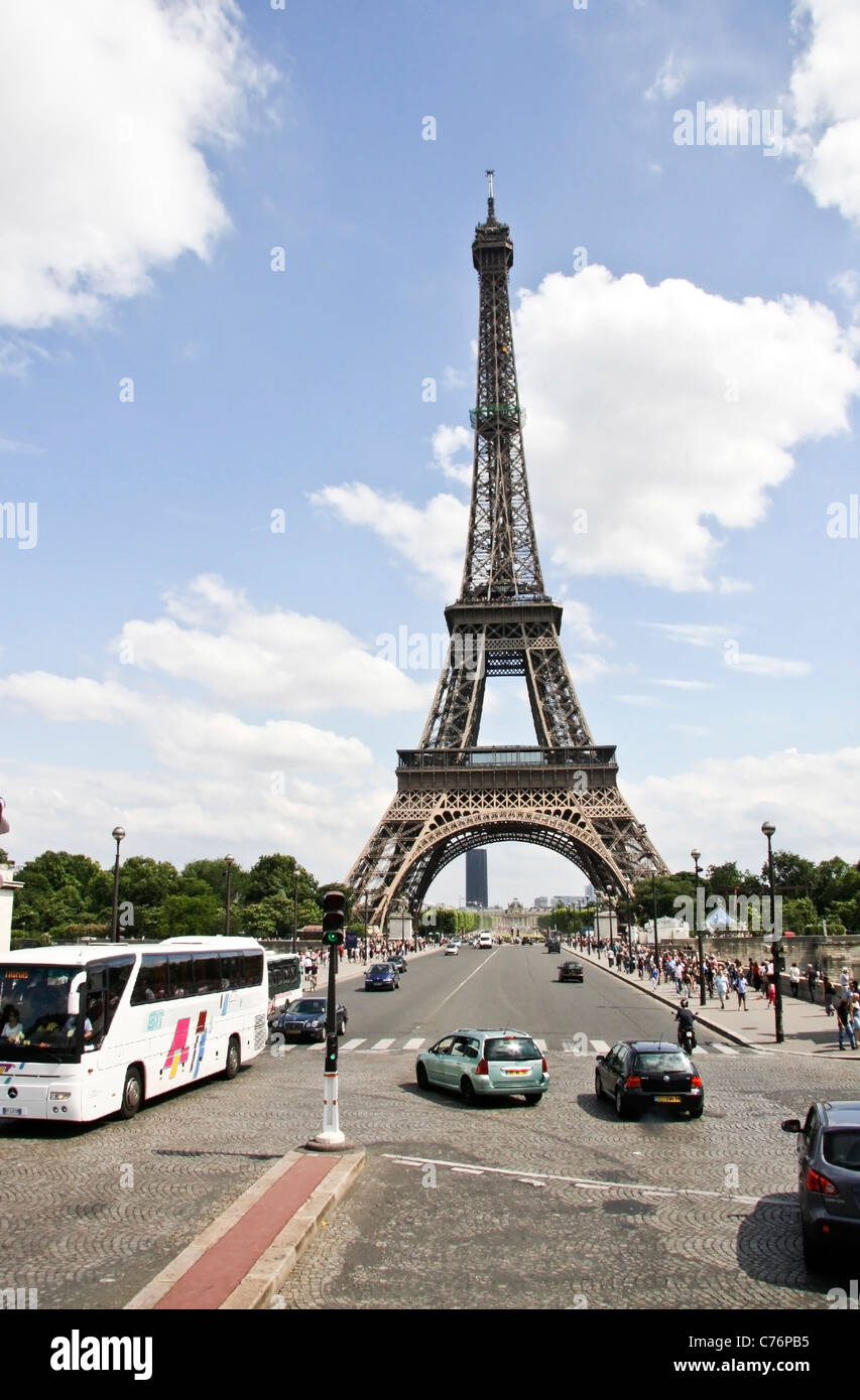 Eiffelturm in Paris an einem hellen, sonnigen Tag, der seine zeitlose Schönheit einfängt. Stockfoto