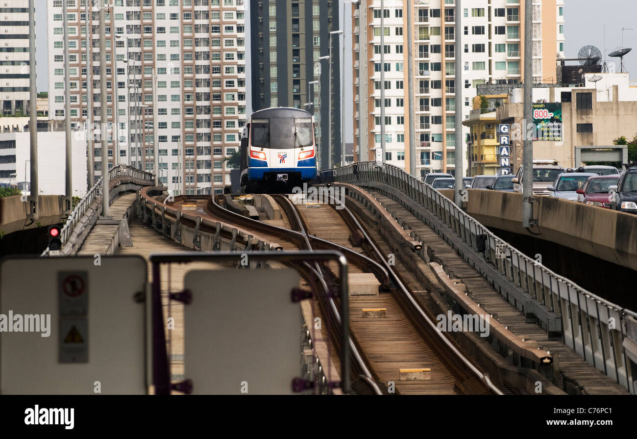 BTS Skytrain nähert sich Saphan Taksin statin in Bangkok. Stockfoto