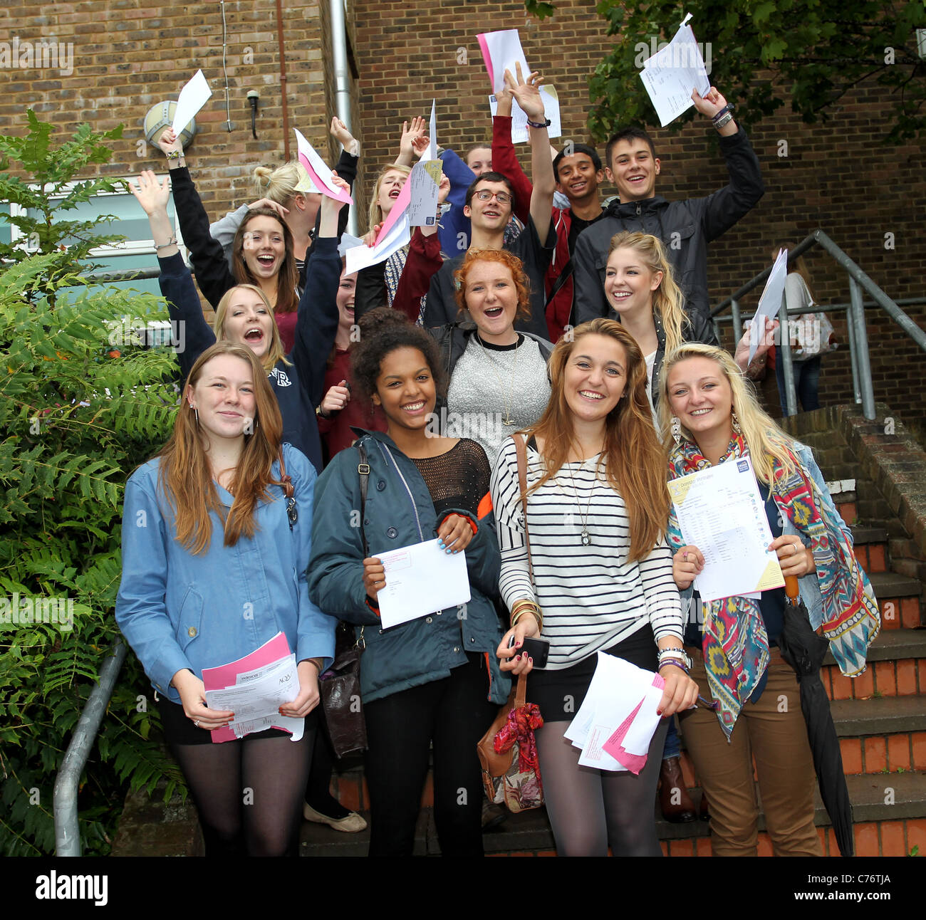Jugendliche im Bild erhalten ihre GCSE-Ergebnisse an einer Schule in Brighton, East Sussex, UK. Stockfoto