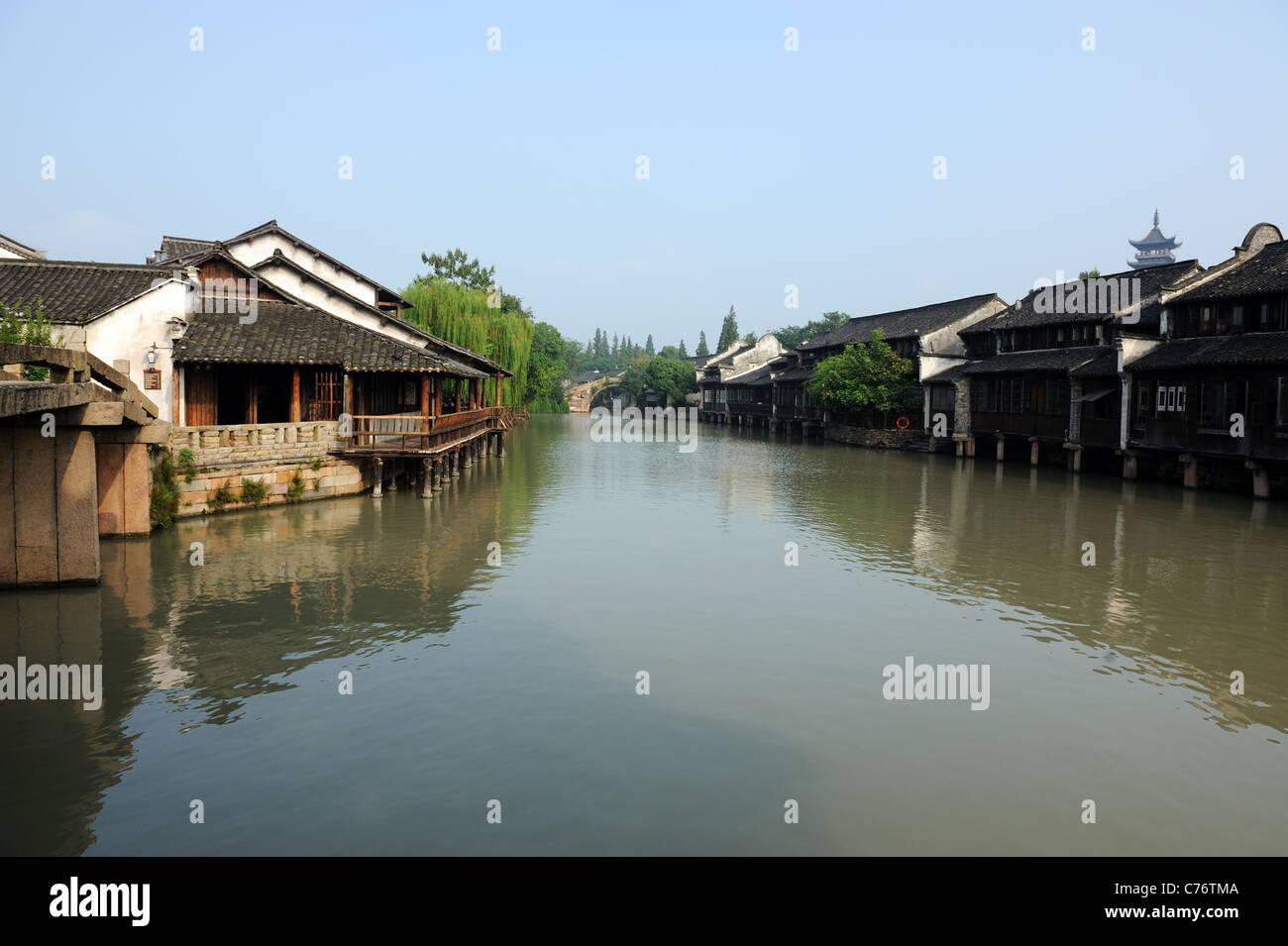 Alte Gebäude in der Nähe des Flusses in Wuzhen Stadt, Provinz Zhejiang, China Stockfoto