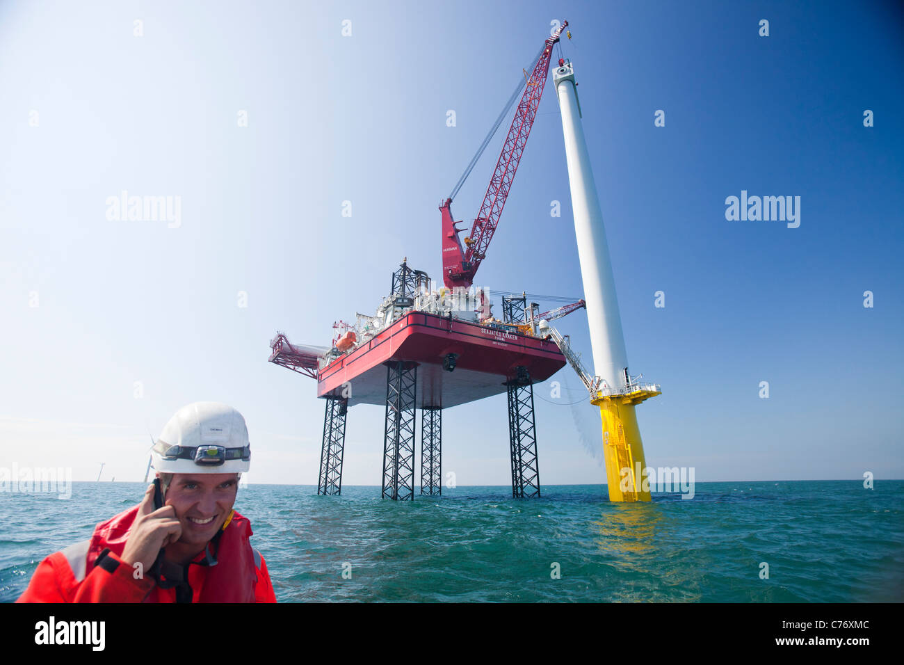 Ein Aufbocken Lastkahn hebt eine Gondel auf Turm einer Windkraftanlage im Walney Offshore-Windpark, Cumbria, England. Stockfoto