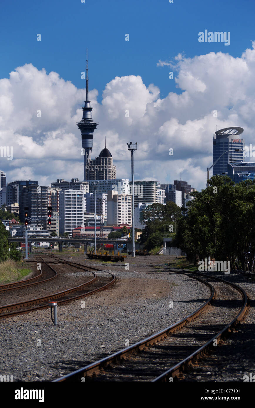 Die Ostbahn-Linie in der Nähe von Britomart Transport Centre mit dem Sky Tower im Hintergrund. Stockfoto