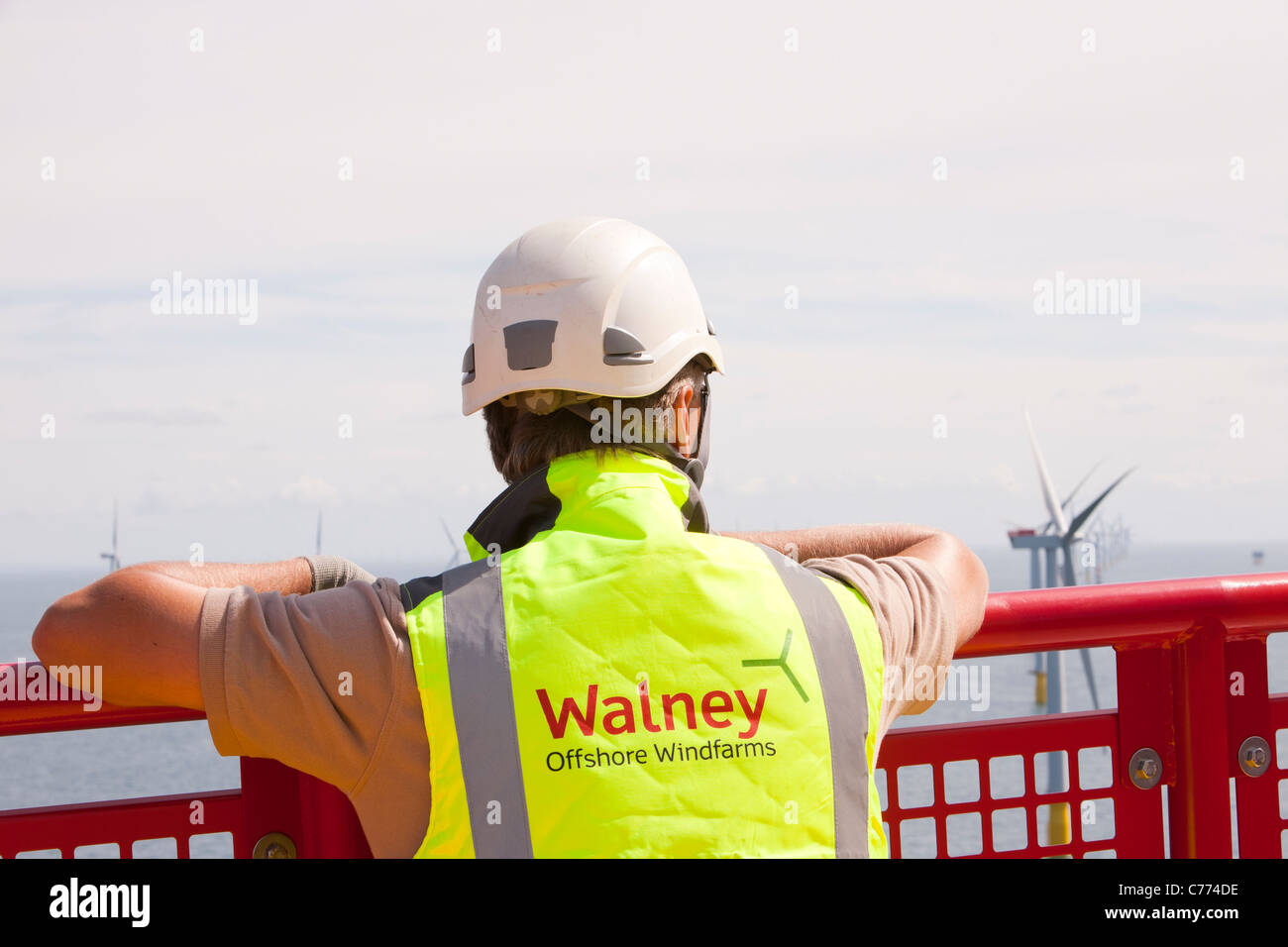 Ein Arbeiter auf einer Windkraftanlage auf Walney Offshore-Wind Farm, Cumbria, England. Stockfoto