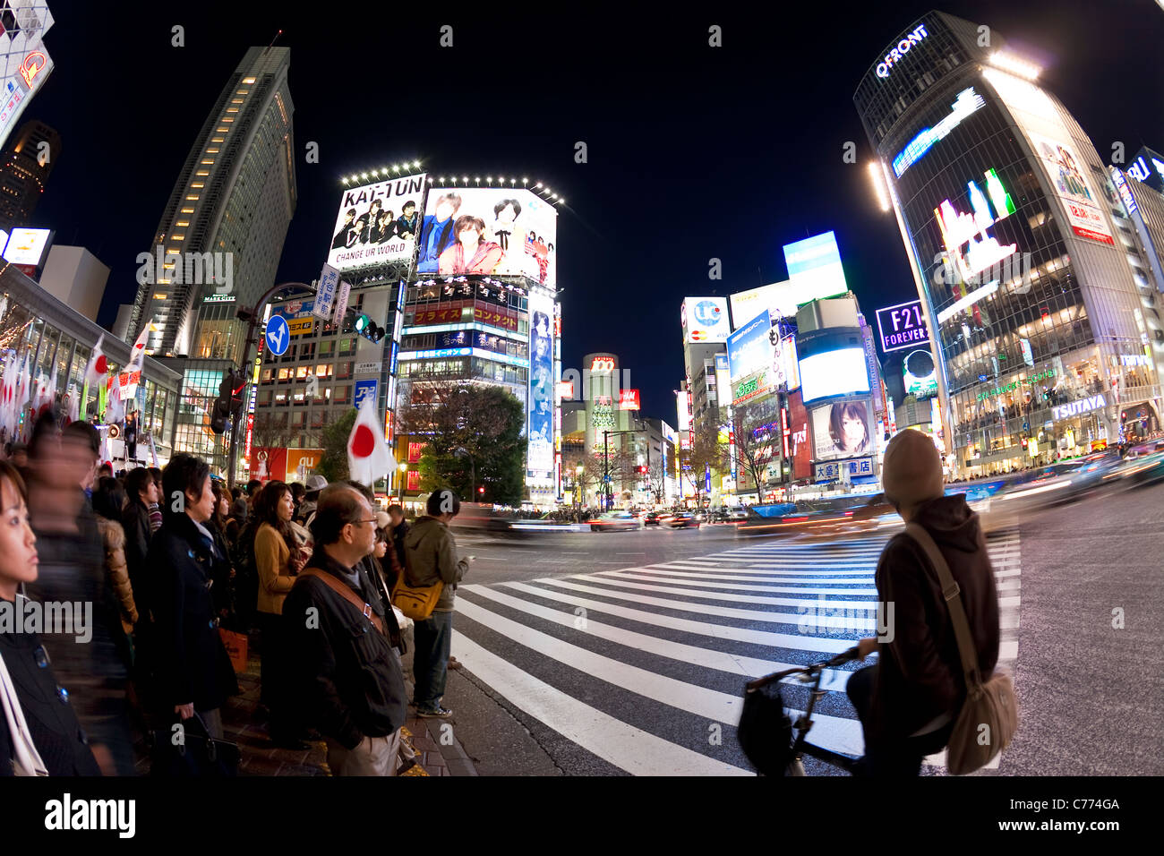 Asien, Japan, Tokio, Shibuya, Kreuzung Shibuya - Massen von Menschen, die berühmte Kreuzung überqueren Stockfoto