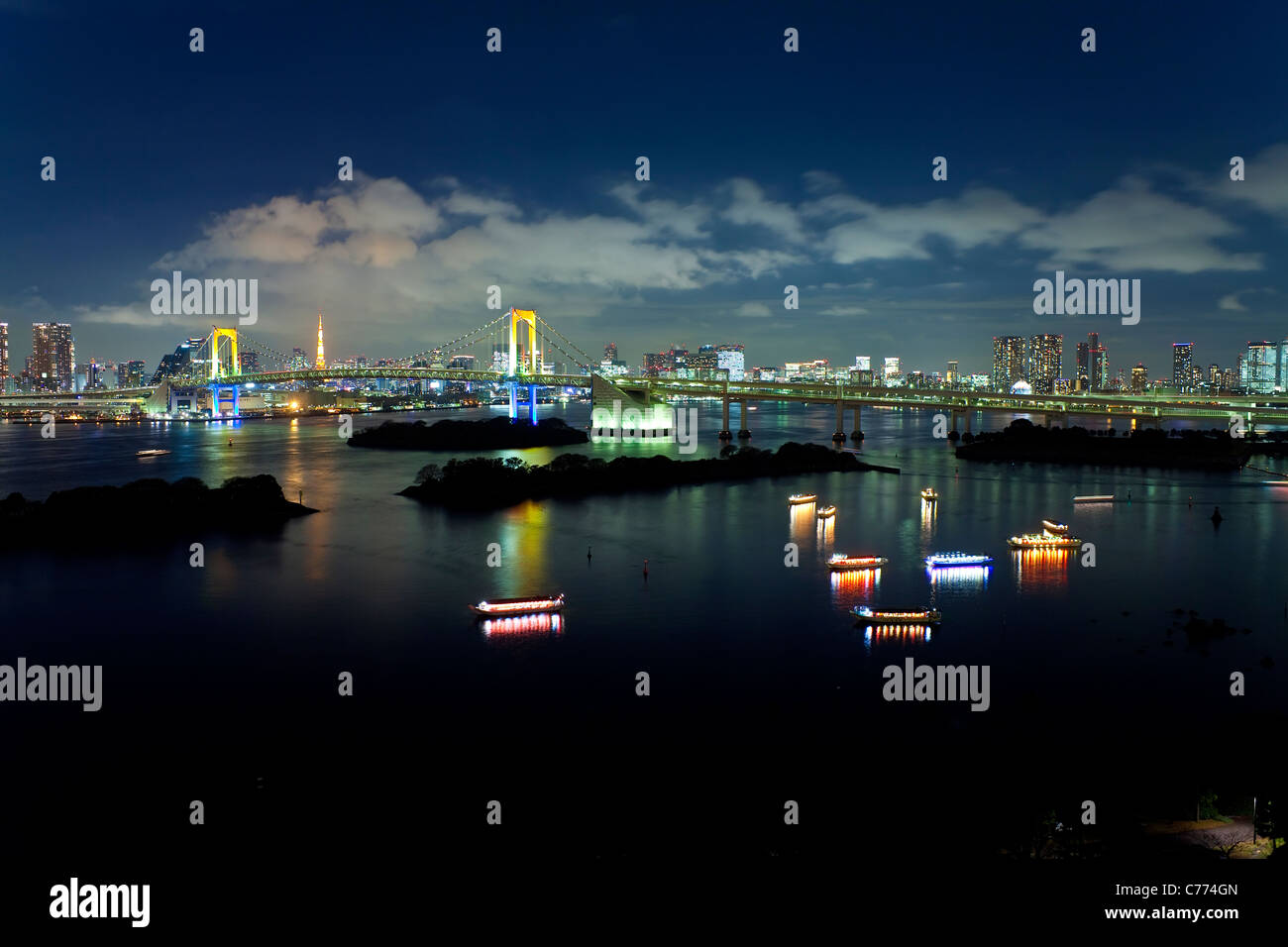 Asien, Japan, Honshu, Tokyo, Tokyo Bay, Odaiba, Skyline der Stadt einschließlich der Rainbow Bridge und Tokyo Tower Stockfoto