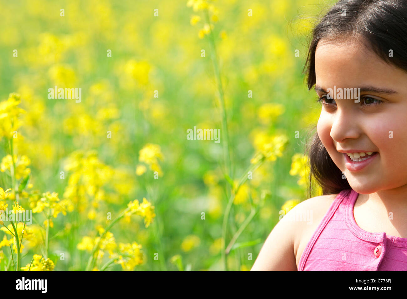 Ein junges Mädchen in einem Feld Stockfoto