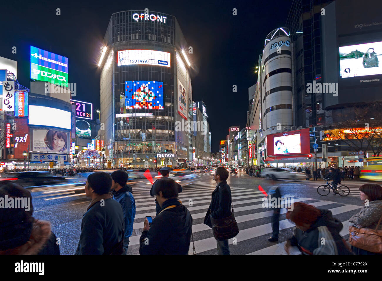 Asien, Japan, Tokio, Shibuya, Kreuzung Shibuya - Massen von Menschen, die berühmte Kreuzung überqueren Stockfoto