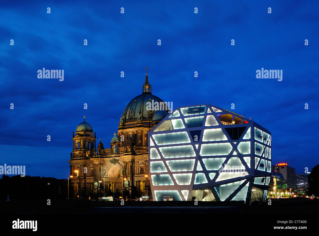 Humboldt-Box und Berliner Dom, Humboldt-Forum, Schlossplatz, Unter den Linden, Am Lustgarten, Berlin, Deutschland, Europa Stockfoto