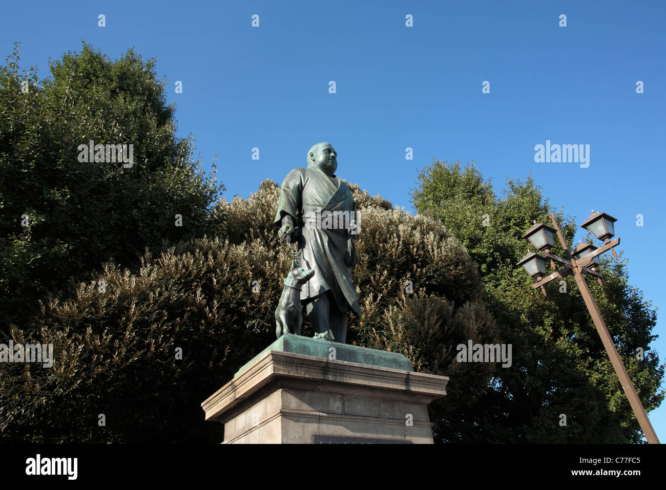 Tokio - SEPTEMBER 12: Statue von Takamori Saigo sein Hund aus Gründen der Ueno-Park am 12. September 2011 in Tokio. Stockfoto