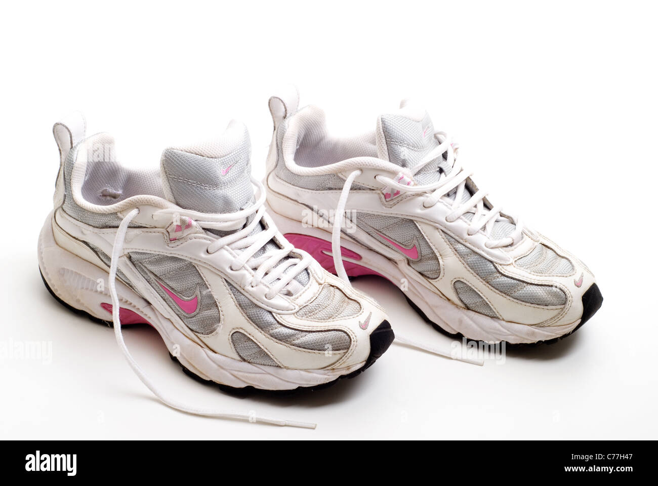 Alte gebrauchte Paar Nike-Laufschuhe ausgeschnitten Stockfotografie - Alamy