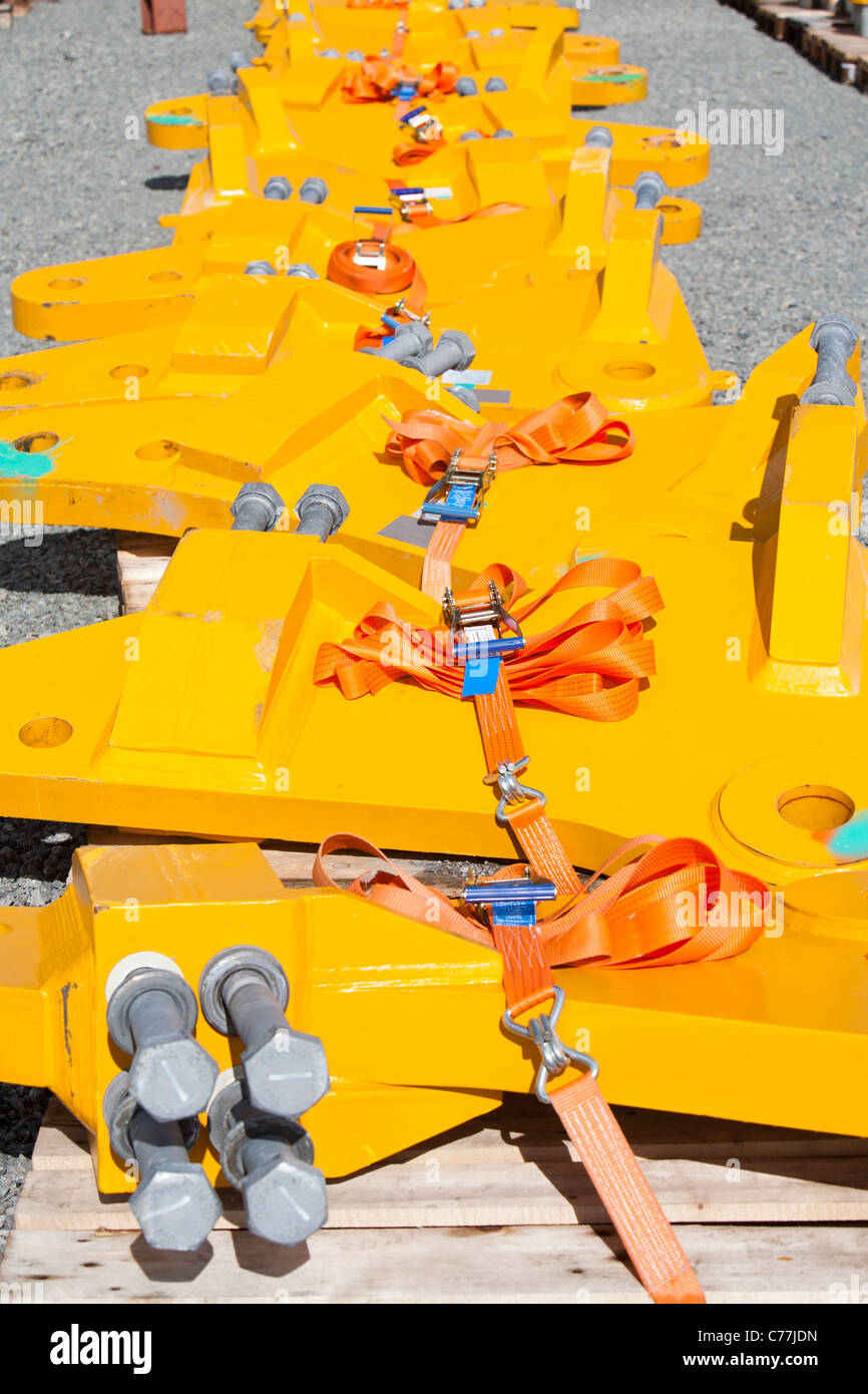 Spezialist für Halterung Sfor Wind Turbine Teile auf den Docks in Mostyn, North Wales heben heben. Stockfoto