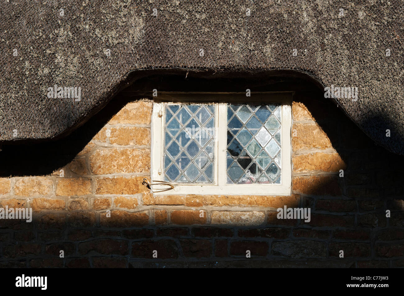 Englische Reetdachhaus Fenster. Großen Tew, Oxfordshire, England Stockfoto