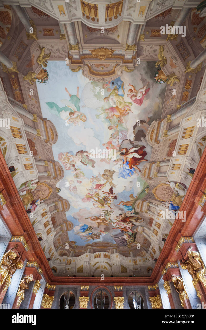 Österreich, Wachau, Melk, The Abbey, The Marble Hall zeigt die Deckengemälde von Paul Troger Stockfoto