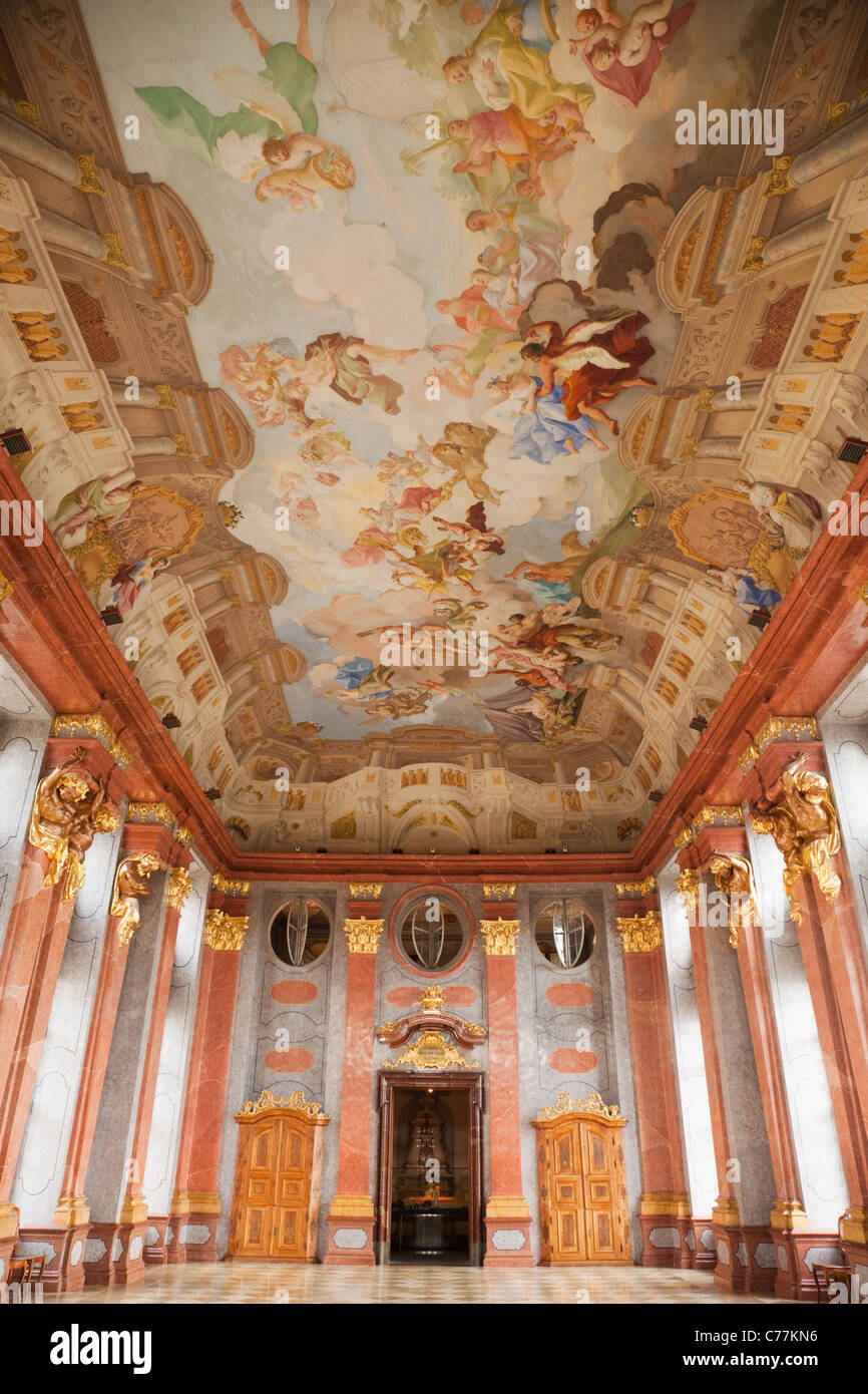 Österreich, Wachau, Melk, The Abbey, The Marble Hall zeigt die Deckengemälde von Paul Troger Stockfoto