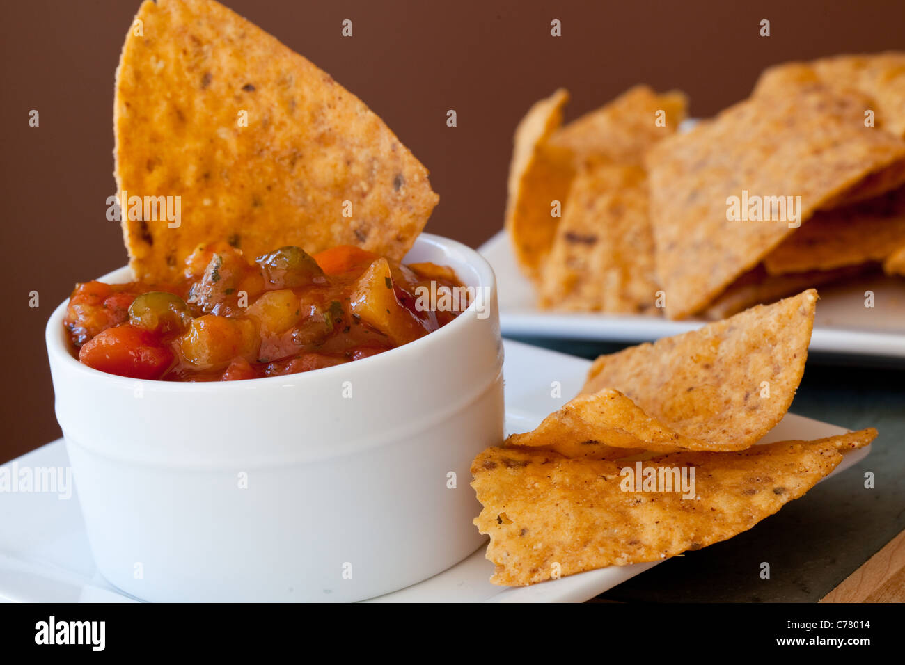 Pfirsich Mango Salsa Chipotle Chips Stockfoto