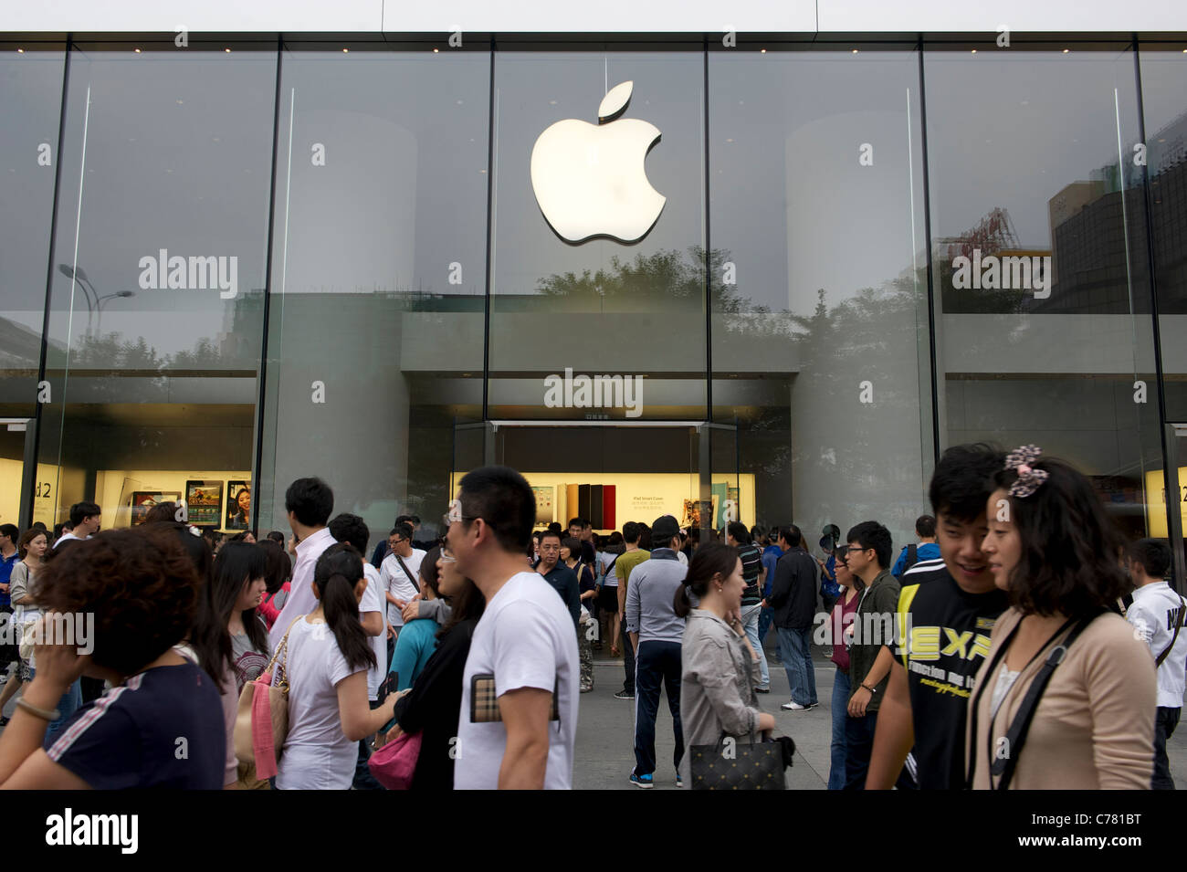 Fußgänger gehen Vergangenheit ein Apple Inc. speichern in Peking, China.11-Sep-2011 Stockfoto