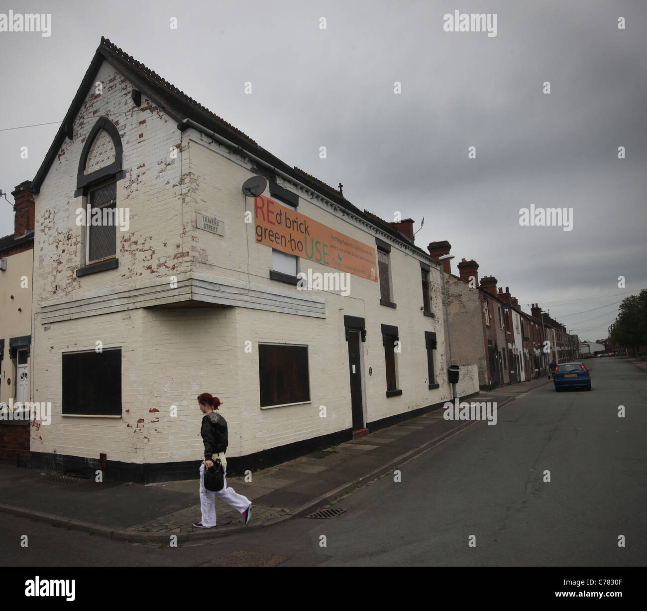 Eine Frau geht Vergangenheit verschalten Häuser auf Travers Street Middleport stoke on-trent Stockfoto