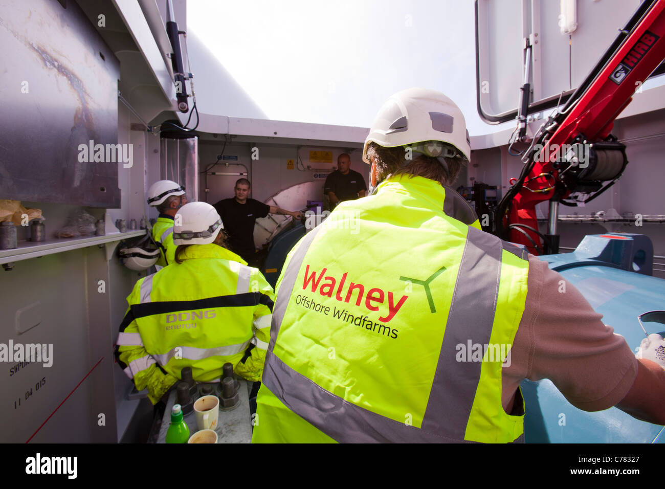 Ingenieure in der Gondel einer Windkraftanlage in der Offshore-Windpark Walney. Stockfoto