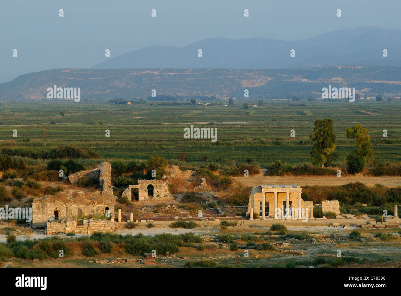 Ruinen von Milet, das Zentrum der Stadt mit der Bouleuterion Blick vom Amphitheater, Aydin Provinz, südwestlich Westtürkei. Stockfoto