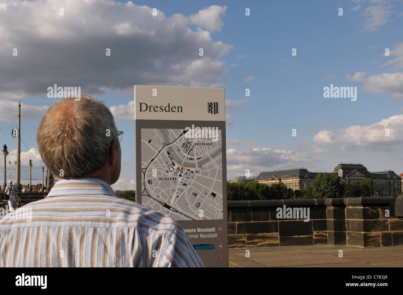 Touristen auf der Suche bei Dresden City Map - Deutschland Stockfoto