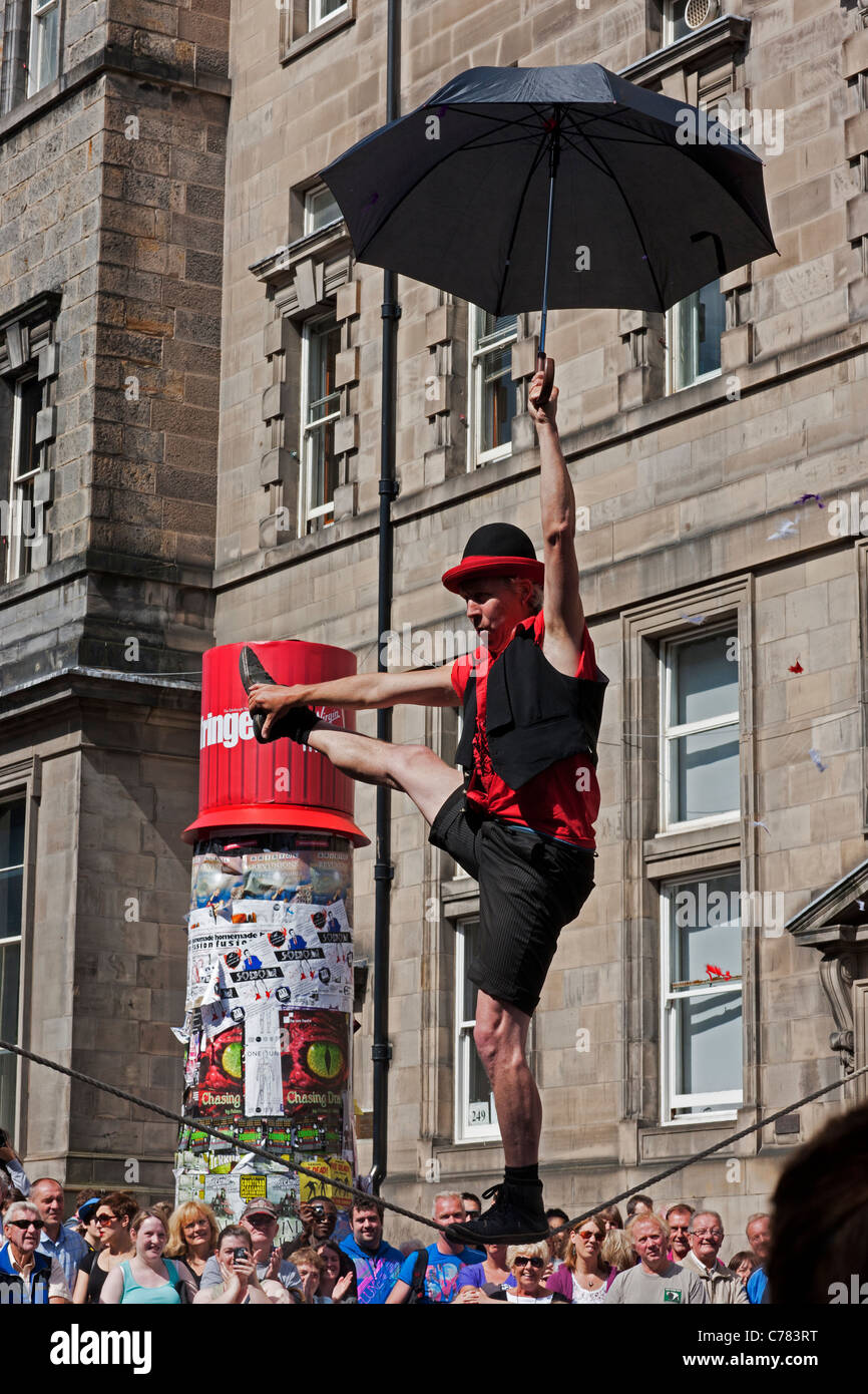 Mann mit Regenschirm. Das Edinburgh Fringe. Stockfoto