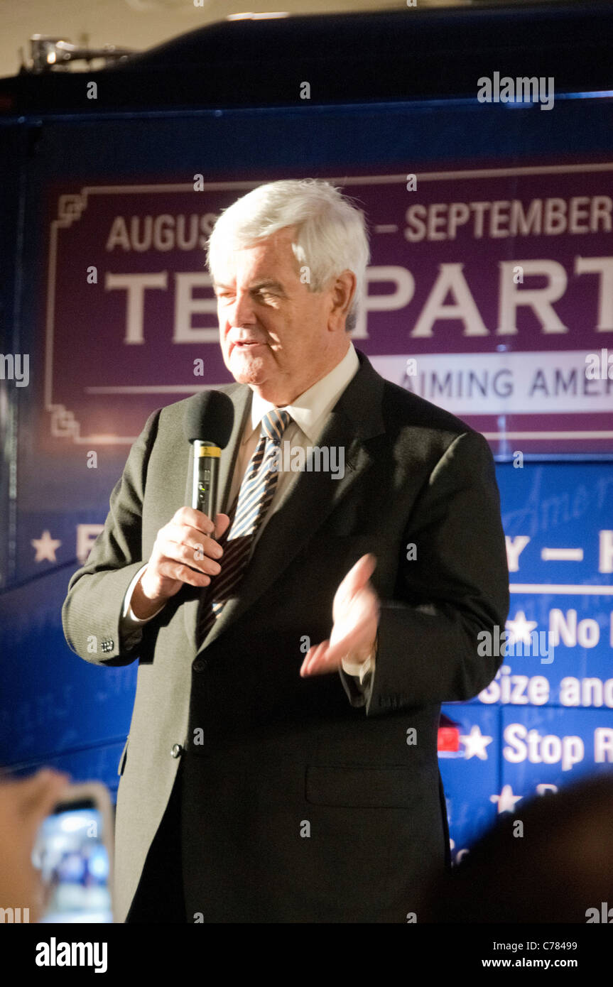 Republikanischer Kandidat für das Präsidentenamt, Newt Gingrich, befasst sich mit Tee Party-Crowd nach der Tea-Party/CNN-Debatte Stockfoto