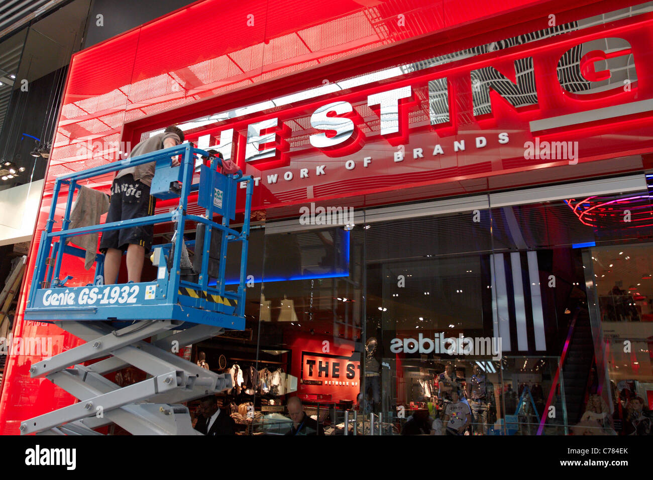 Ein Arbeiter verleiht letzten Schliff "The Sting" laden im Einkaufszentrum Westfield Stratford City vor der Eröffnung Stockfoto