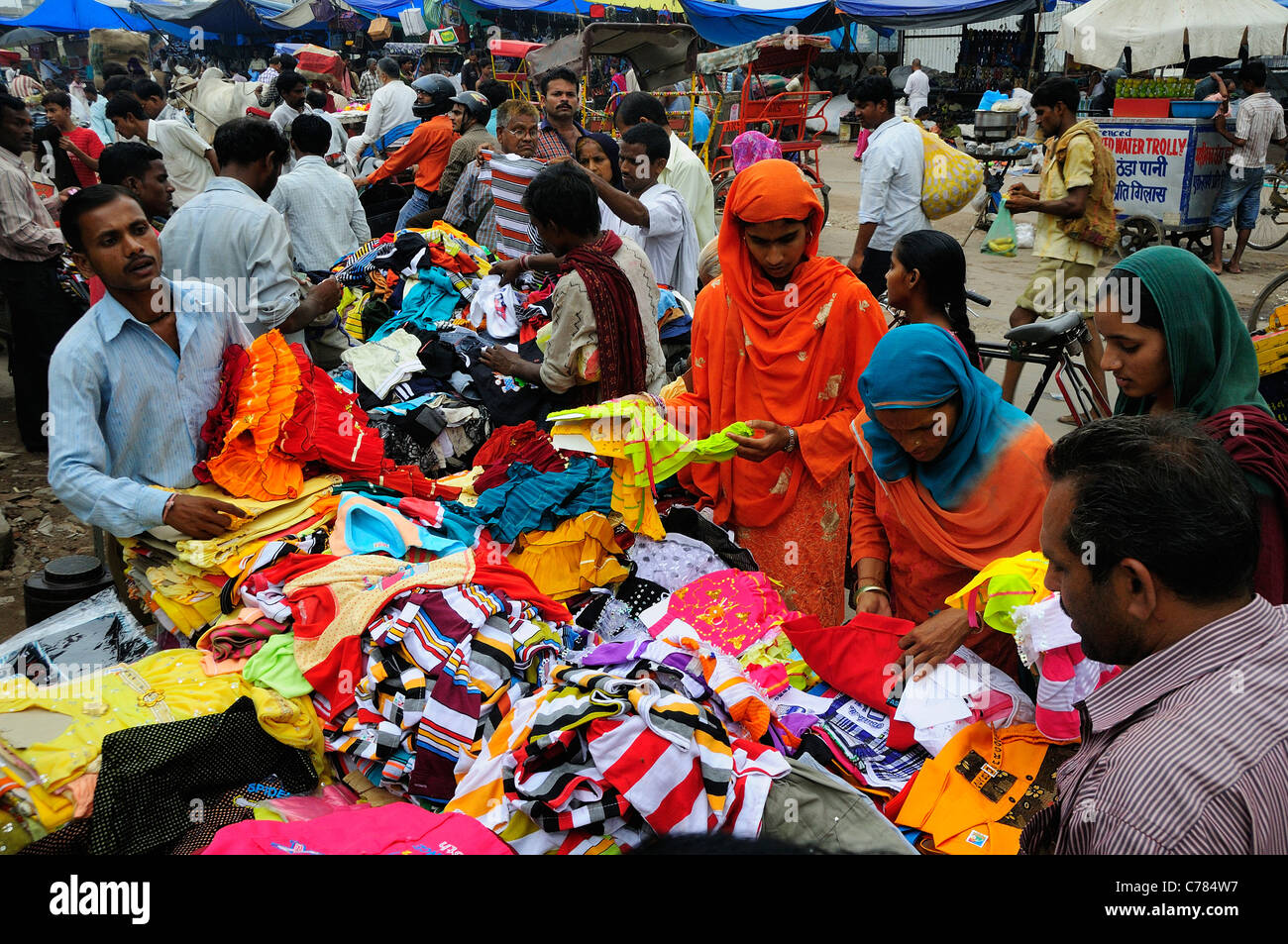 Es gibt viele Leute, die Sachen auf der Straße bei Sadha Markt an Chandni Chowk in Old Delhi zu verkaufen. Stockfoto