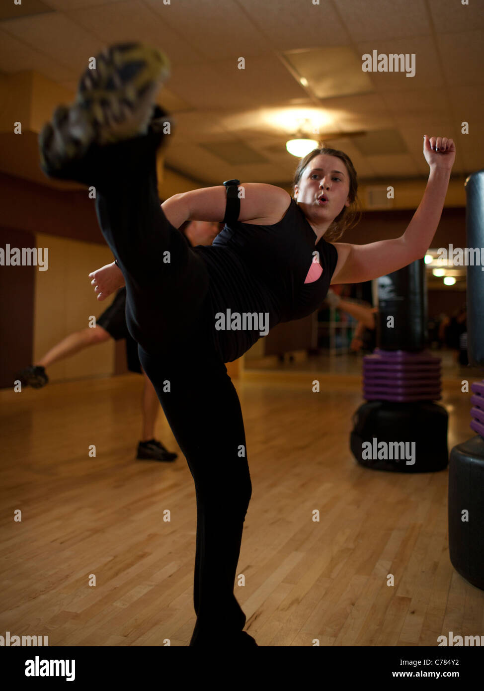 USA, Utah, Draper, Frau im Fitness-Studio trainieren Stockfoto