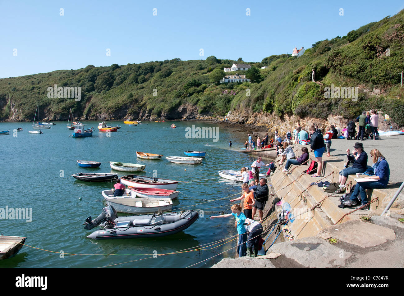 Ein sonniger Tag in Solva in Pembrokeshire, Wales UK Stockfoto