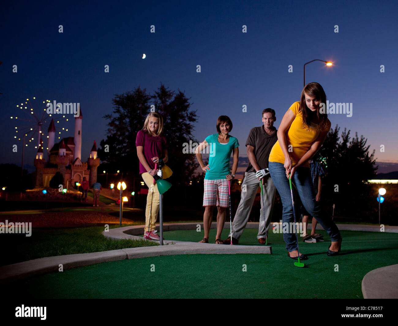 USA, Utah, Orem, Eltern und Kinder (10-17) spielen golf Stockfoto